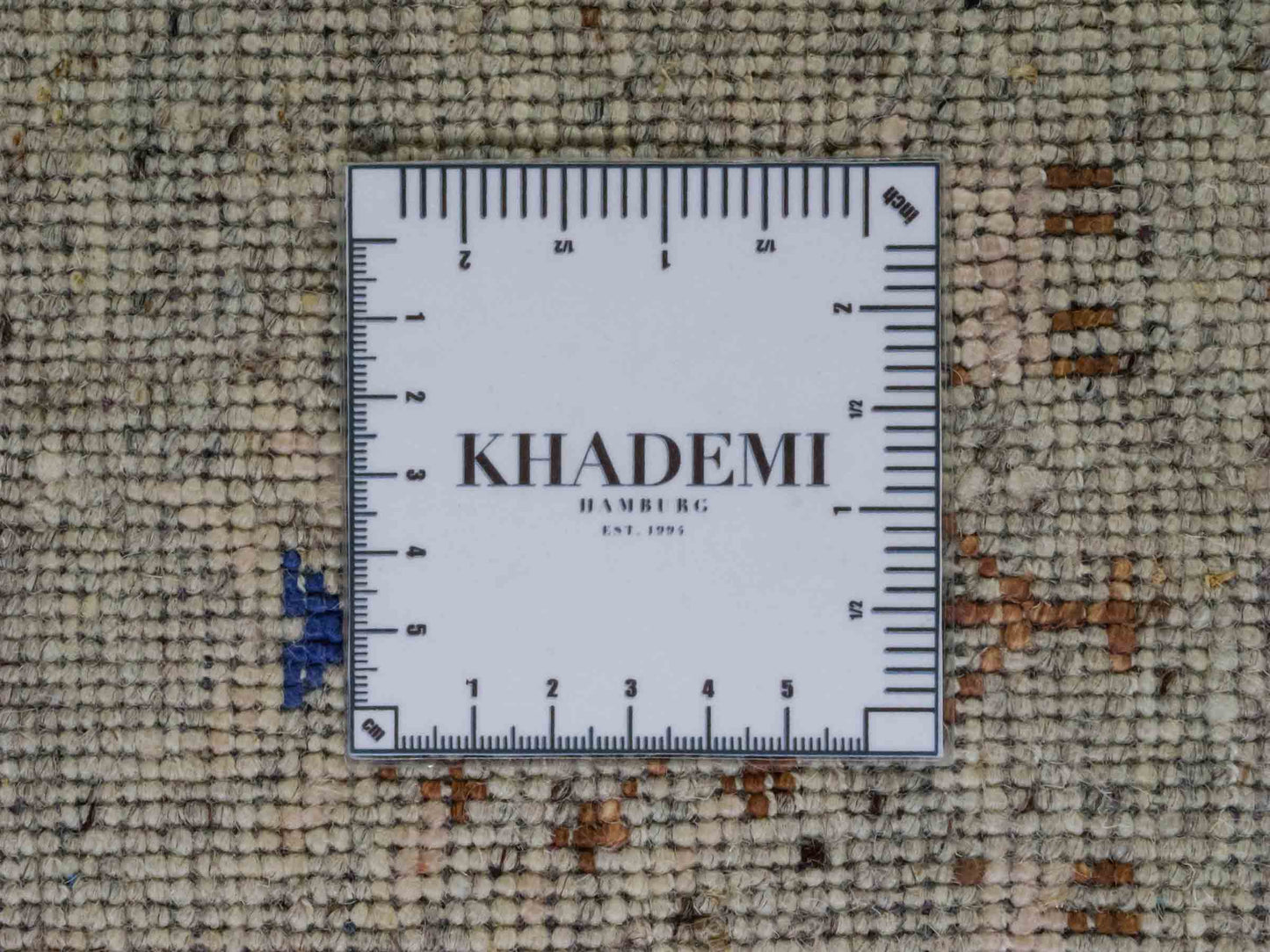 Handgeknüpfter Indo Loribaft Orientteppich von Khademi aus Wolle mit Bambusseide, grau, mehrfarbig. Geometrisches Nomaden-Design mit Lebensbaum. Von Hand geknüpft in Indien. Größe: 304x202cm. Teppichnummer: KB4-1703. Verkauf durch Jupiter Intl.