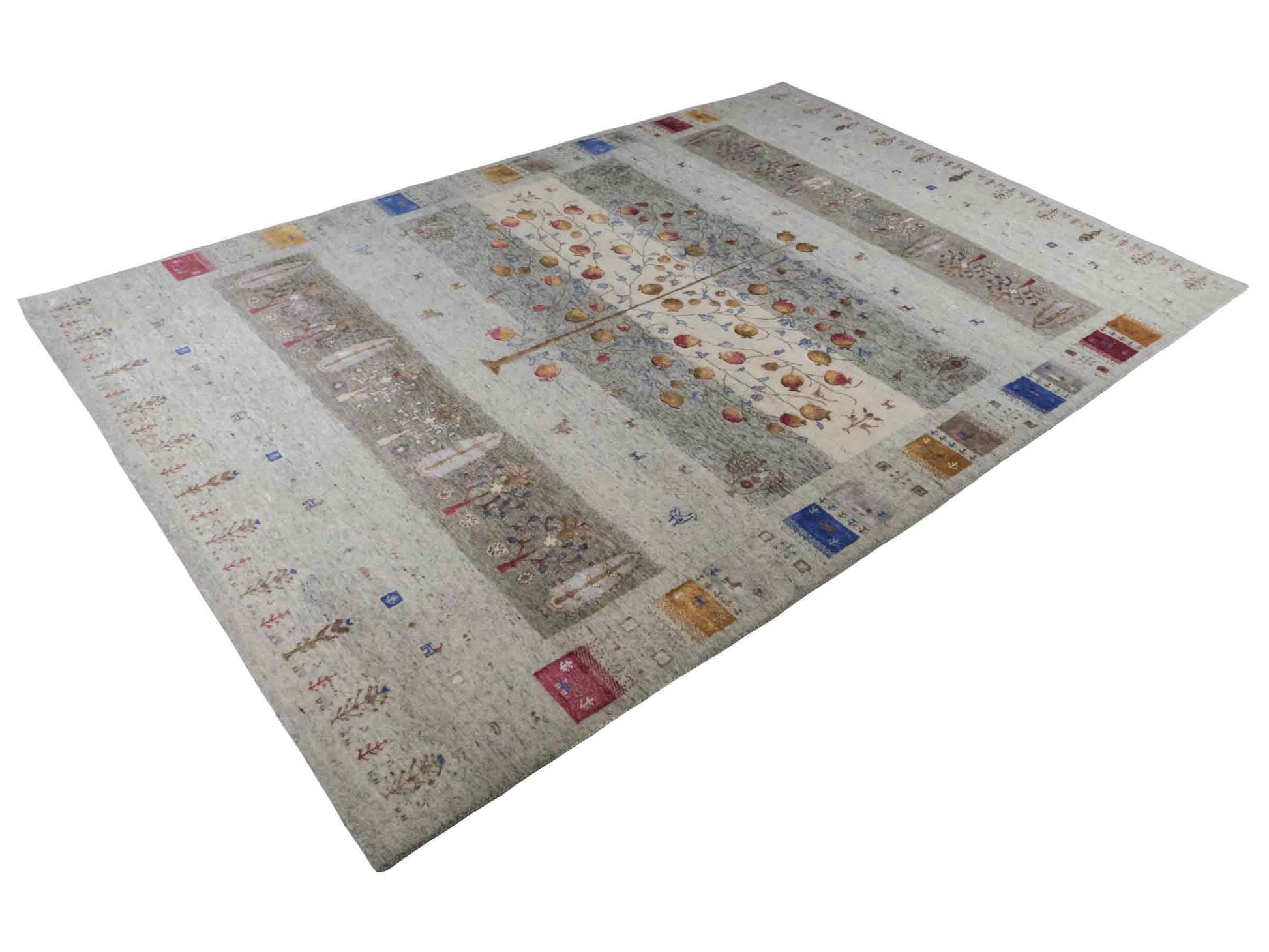 Handgeknüpfter Indo Loribaft Orientteppich von Khademi aus Wolle mit Bambusseide, grau, mehrfarbig. Geometrisches Nomaden-Design mit Lebensbaum. Von Hand geknüpft in Indien. Größe: 304x202cm. Teppichnummer: KB4-1703. Verkauf durch Jupiter Intl.