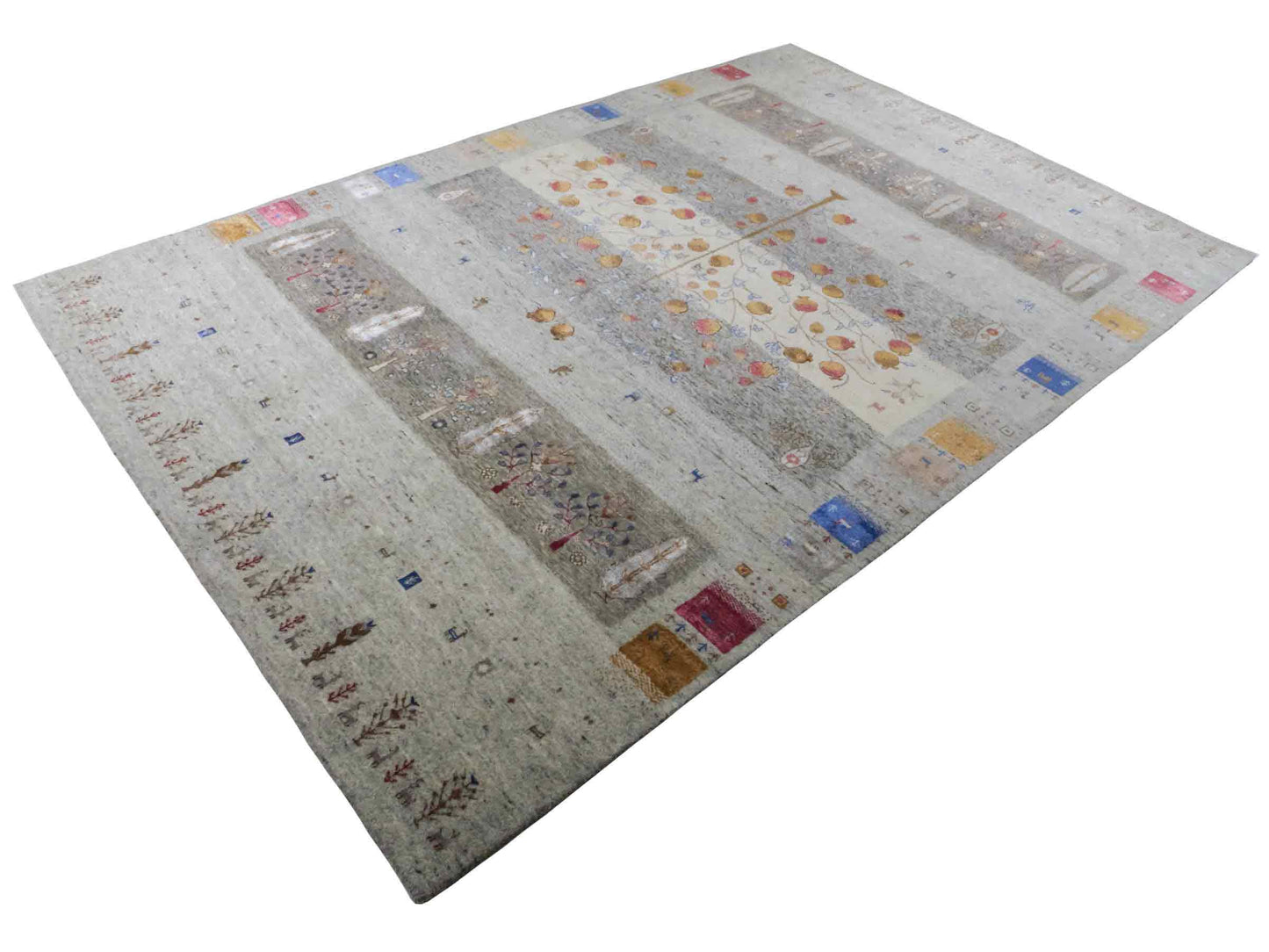 Handgeknüpfter Indo Loribaft Orientteppich von Khademi aus Wolle mit Bambusseide, grau, mehrfarbig. Geometrisches Nomaden-Design mit Lebensbaum. Von Hand geknüpft in Indien. Größe: 304x202cm. Teppichnummer: KB4-1703. Verkauf durch Jupiter Intl.