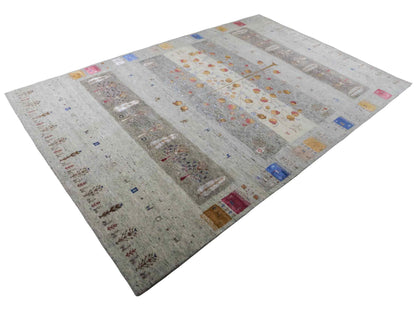 Handgeknüpfter Indo Loribaft Orientteppich von Khademi aus Wolle mit Bambusseide, grau, mehrfarbig. Geometrisches Nomaden-Design mit Lebensbaum. Von Hand geknüpft in Indien. Größe: 304x202cm. Teppichnummer: KB4-1703. Verkauf durch Jupiter Intl.