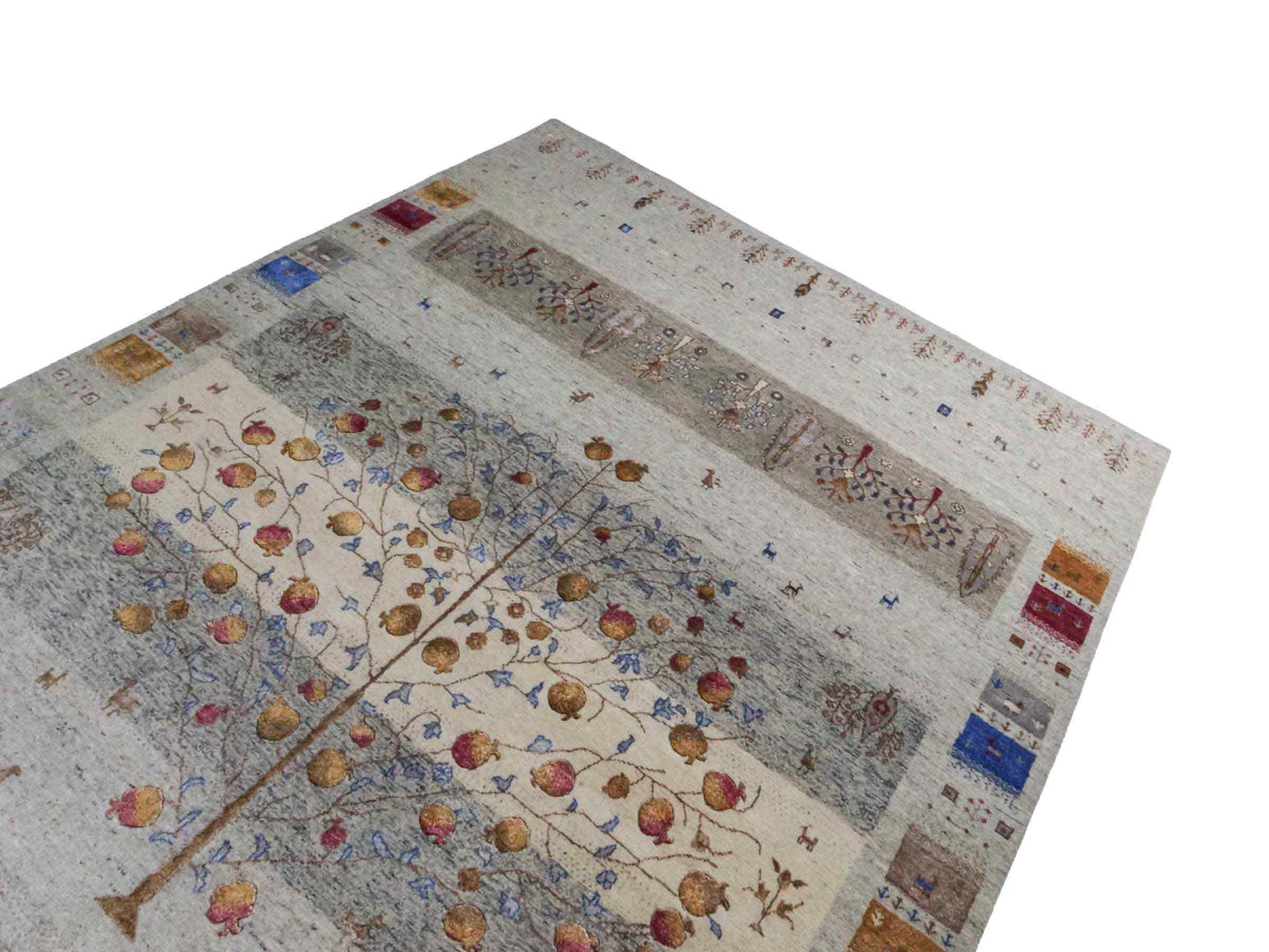 Handgeknüpfter Indo Loribaft Orientteppich von Khademi aus Wolle mit Bambusseide, grau, mehrfarbig. Geometrisches Nomaden-Design mit Lebensbaum. Von Hand geknüpft in Indien. Größe: 304x202cm. Teppichnummer: KB4-1703. Verkauf durch Jupiter Intl.