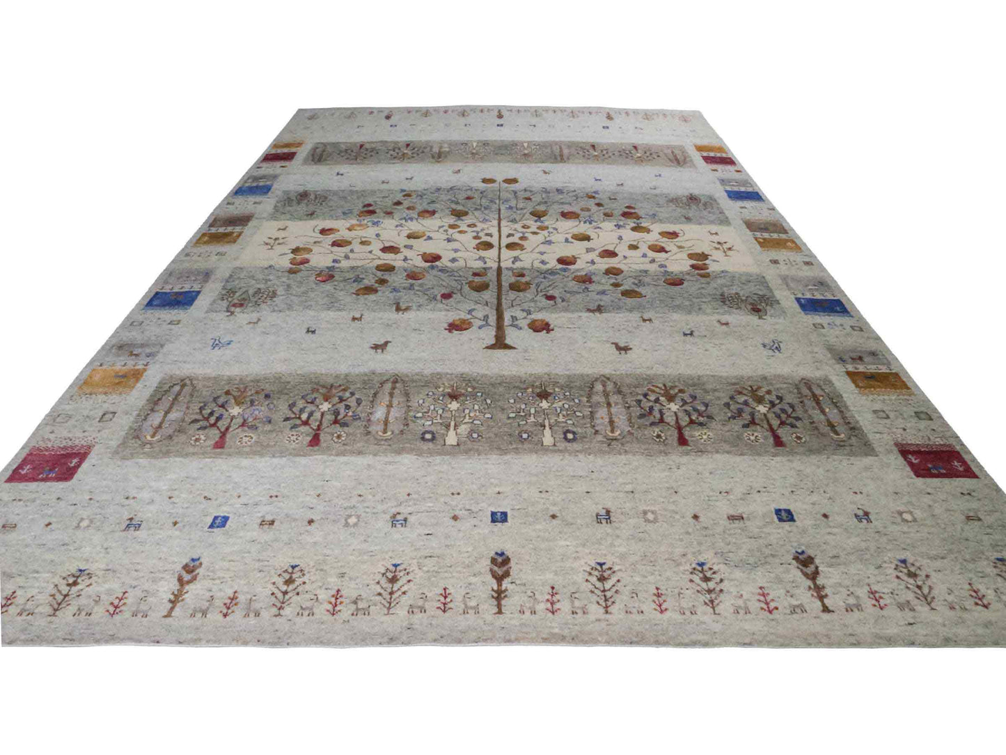 Handgeknüpfter Indo Loribaft Orientteppich von Khademi aus Wolle mit Bambusseide, grau, mehrfarbig. Geometrisches Nomaden-Design mit Lebensbaum. Von Hand geknüpft in Indien. Größe: 304x202cm. Teppichnummer: KB4-1703. Verkauf durch Jupiter Intl.