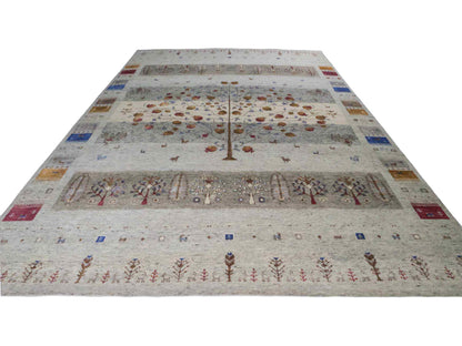 Handgeknüpfter Indo Loribaft Orientteppich von Khademi aus Wolle mit Bambusseide, grau, mehrfarbig. Geometrisches Nomaden-Design mit Lebensbaum. Von Hand geknüpft in Indien. Größe: 304x202cm. Teppichnummer: KB4-1703. Verkauf durch Jupiter Intl.