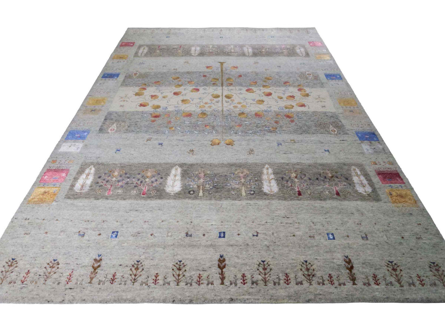 Handgeknüpfter Indo Loribaft Orientteppich von Khademi aus Wolle mit Bambusseide, grau, mehrfarbig. Geometrisches Nomaden-Design mit Lebensbaum. Von Hand geknüpft in Indien. Größe: 304x202cm. Teppichnummer: KB4-1703. Verkauf durch Jupiter Intl.