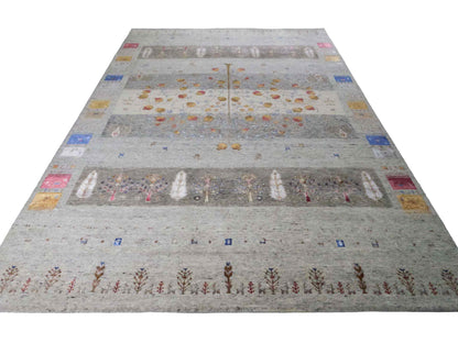 Handgeknüpfter Indo Loribaft Orientteppich von Khademi aus Wolle mit Bambusseide, grau, mehrfarbig. Geometrisches Nomaden-Design mit Lebensbaum. Von Hand geknüpft in Indien. Größe: 304x202cm. Teppichnummer: KB4-1703. Verkauf durch Jupiter Intl.