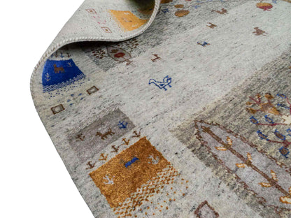 Handgeknüpfter Indo Loribaft Orientteppich von Khademi aus Wolle mit Bambusseide, grau, mehrfarbig. Geometrisches Nomaden-Design mit Lebensbaum. Von Hand geknüpft in Indien. Größe: 304x202cm. Teppichnummer: KB4-1703. Verkauf durch Jupiter Intl.