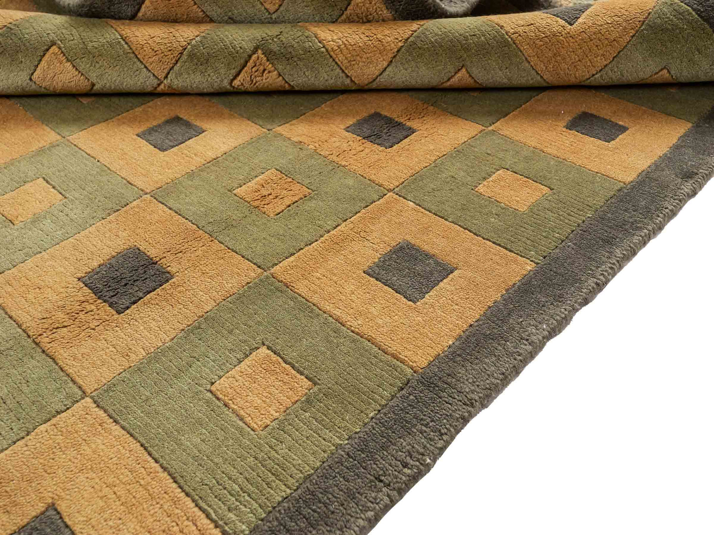 Handgeknüpfter Indo Nepal Orientteppich aus Wolle von Khademi. Größe: 245 x 155 cm. Farbe: Grün, beige. Verkauf durch JUPITER Intl.