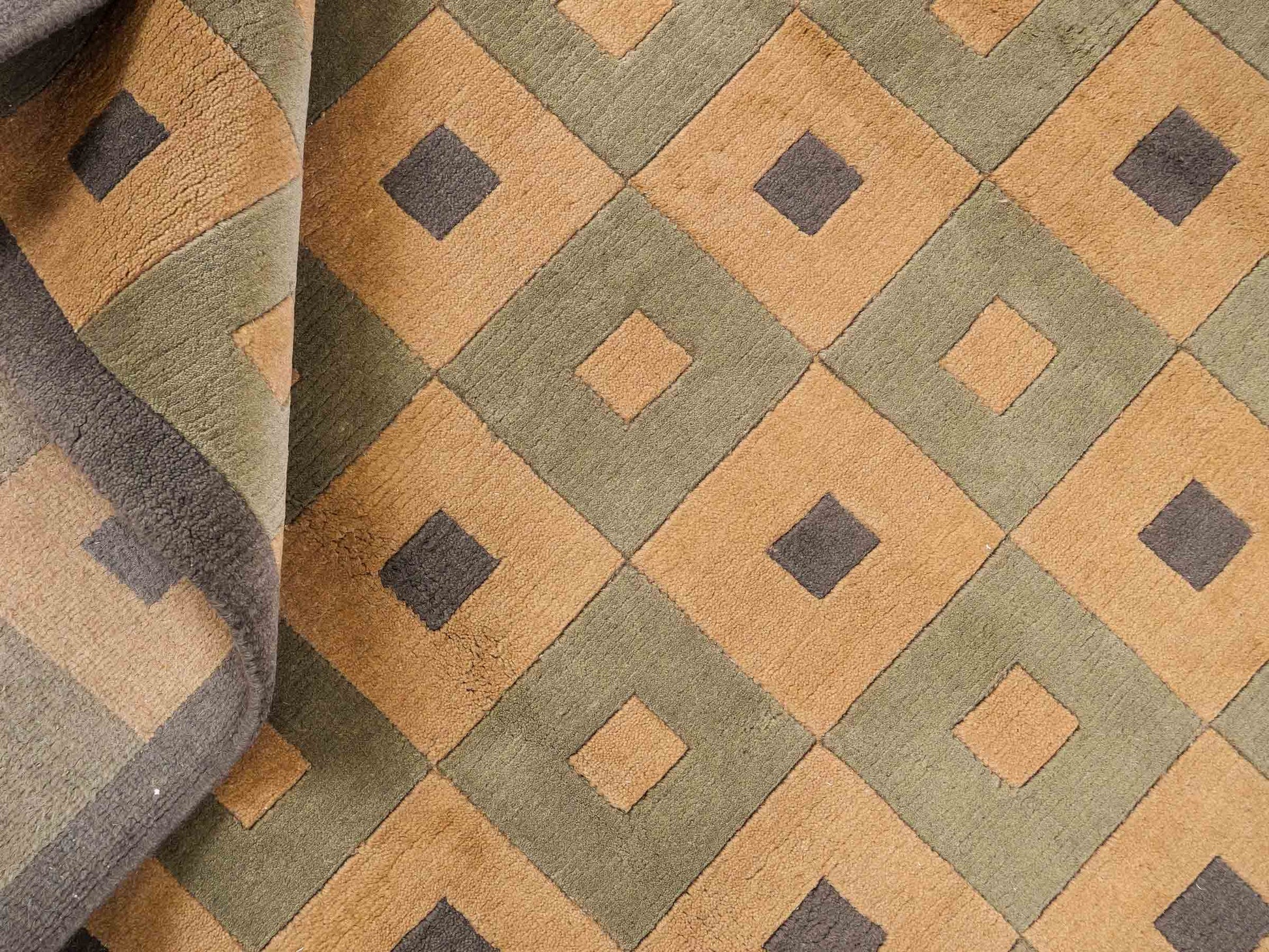 Handgeknüpfter Indo Nepal Orientteppich aus Wolle von Khademi. Größe: 245 x 155 cm. Farbe: Grün, beige. Verkauf durch JUPITER Intl.