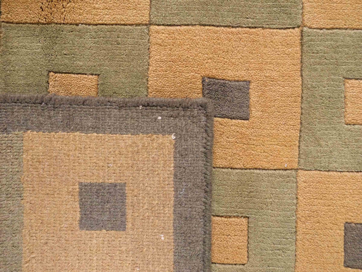 Handgeknüpfter Indo Nepal Orientteppich aus Wolle von Khademi. Größe: 245 x 155 cm. Farbe: Grün, beige. Verkauf durch JUPITER Intl.