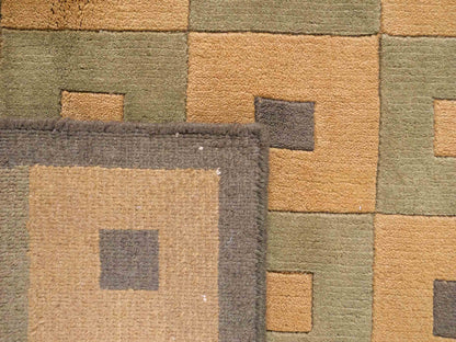 Handgeknüpfter Indo Nepal Orientteppich aus Wolle von Khademi. Größe: 245 x 155 cm. Farbe: Grün, beige. Verkauf durch JUPITER Intl.