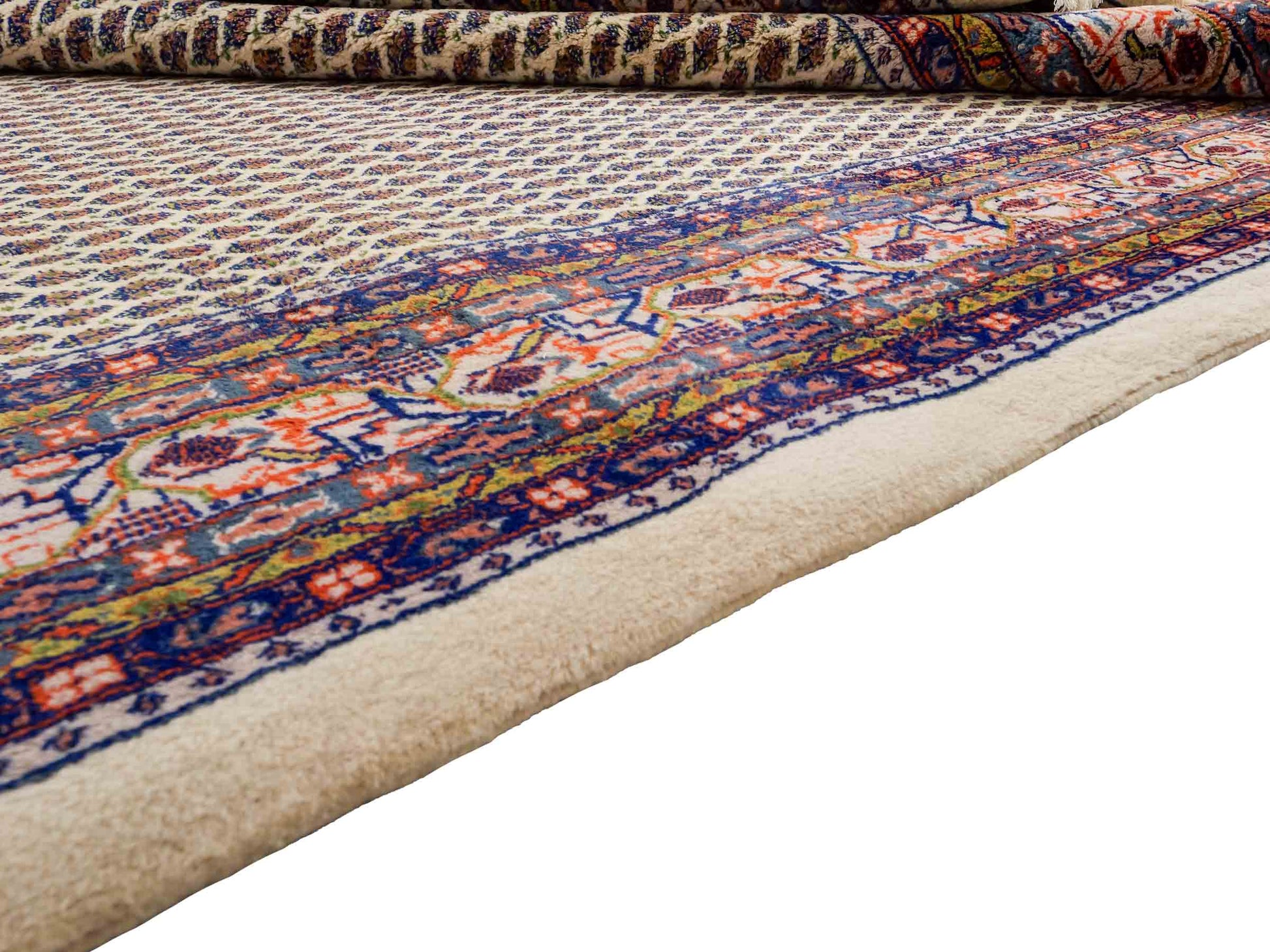 Feiner, handgeknüpfter indischer Sarough Mir Wollteppich von Khademi. Größe: 252 x 204 cm. Farbe: Cremeweiß. Verkauf durch JUPITER Intl.