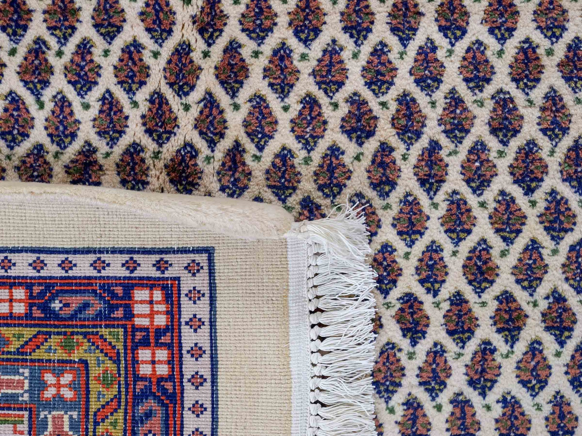 Feiner, handgeknüpfter indischer Sarough Mir Wollteppich von Khademi. Größe: 252 x 204 cm. Farbe: Cremeweiß. Verkauf durch JUPITER Intl.