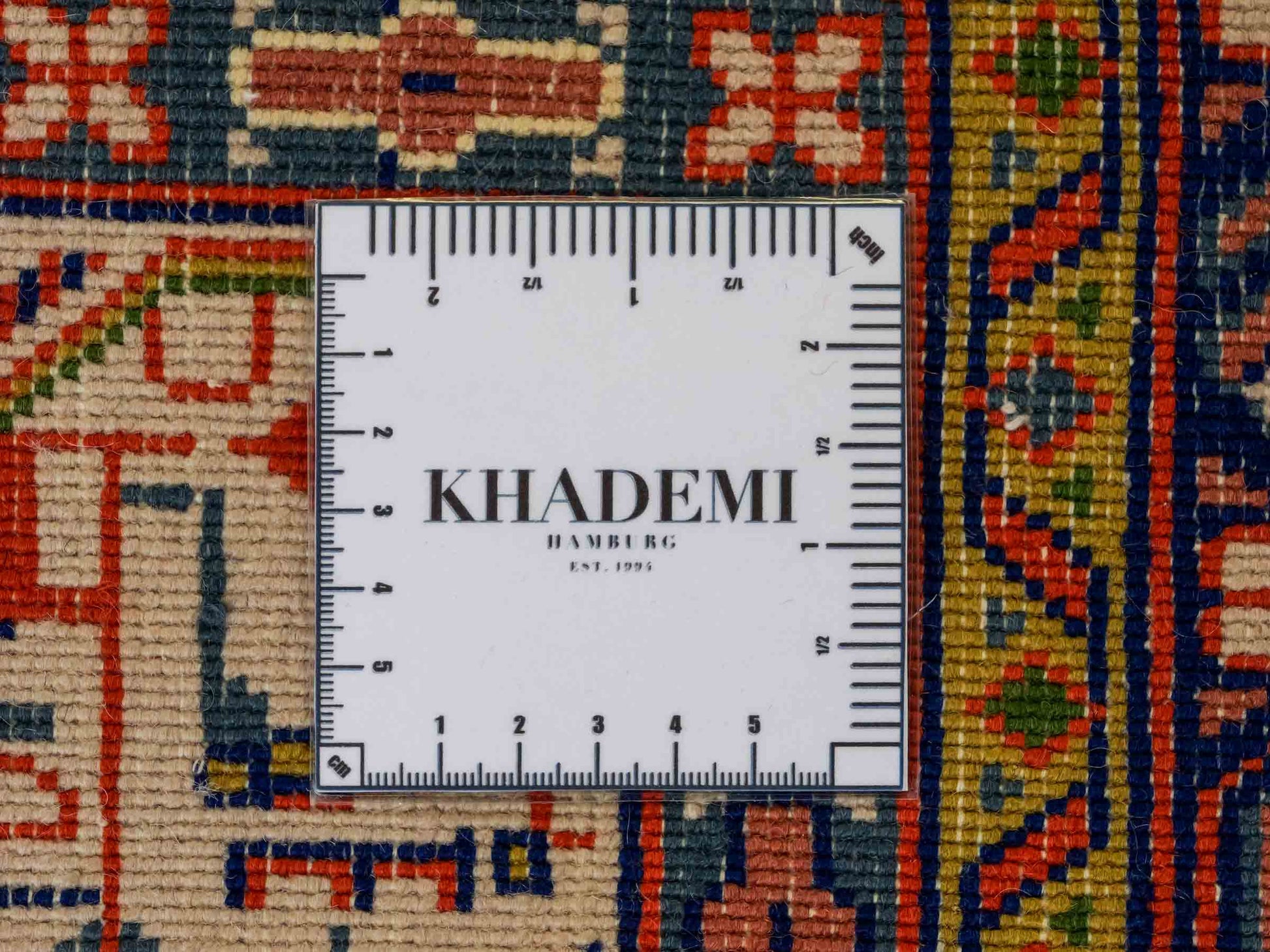 Feiner, handgeknüpfter indischer Sarough Mir Wollteppich von Khademi. Größe: 252 x 204 cm. Farbe: Cremeweiß. Verkauf durch JUPITER Intl.