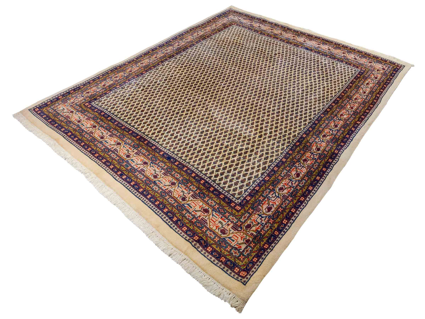 Feiner, handgeknüpfter indischer Sarough Mir Wollteppich von Khademi. Größe: 252 x 204 cm. Farbe: Cremeweiß. Verkauf durch JUPITER Intl.