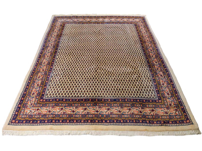 Feiner, handgeknüpfter indischer Sarough Mir Wollteppich von Khademi. Größe: 252 x 204 cm. Farbe: Cremeweiß. Verkauf durch JUPITER Intl.