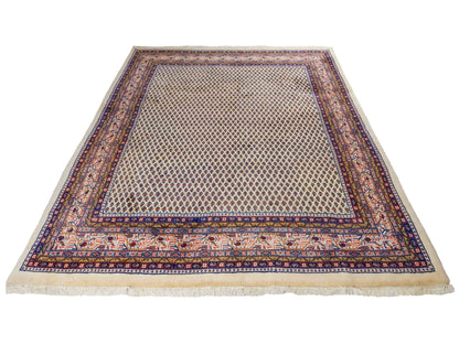 Feiner, handgeknüpfter indischer Sarough Mir Wollteppich von Khademi. Größe: 252 x 204 cm. Farbe: Cremeweiß. Verkauf durch JUPITER Intl.