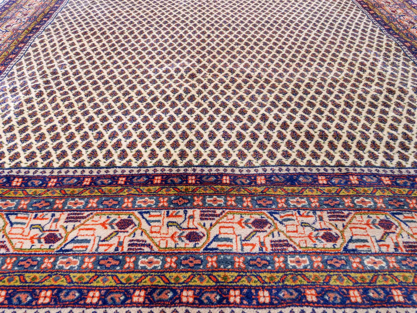 Feiner, handgeknüpfter indischer Sarough Mir Wollteppich von Khademi. Größe: 252 x 204 cm. Farbe: Cremeweiß. Verkauf durch JUPITER Intl.