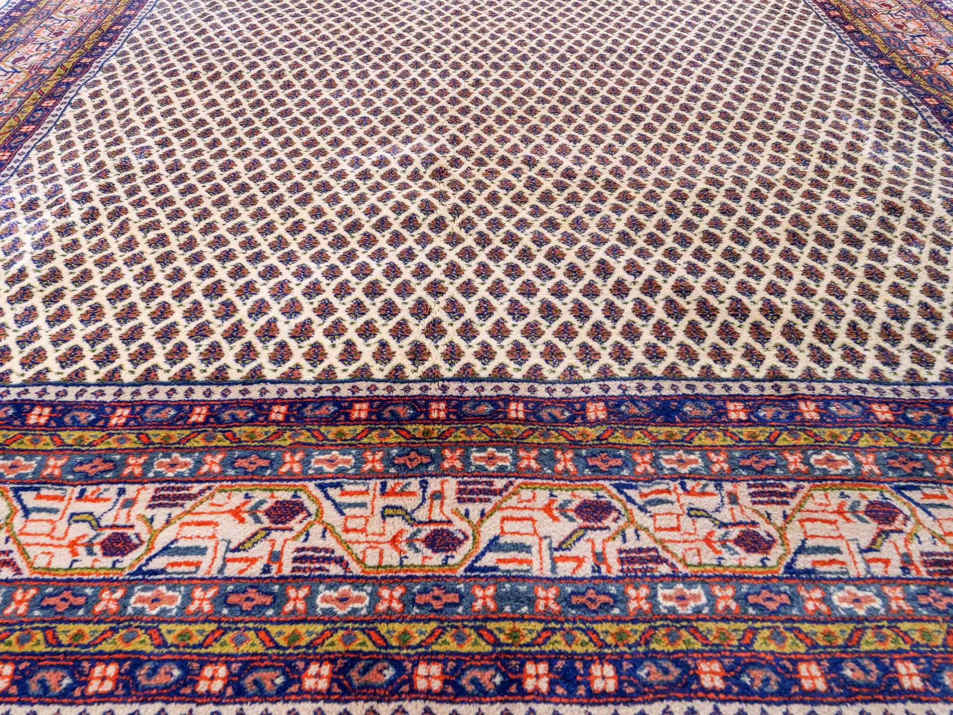 Feiner, handgeknüpfter indischer Sarough Mir Wollteppich von Khademi. Größe: 252 x 204 cm. Farbe: Cremeweiß. Verkauf durch JUPITER Intl.