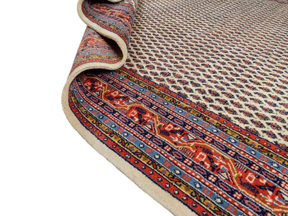 Feiner, handgeknüpfter indischer Sarough Mir Wollteppich von Khademi. Größe: 297 x 202 cm. Farbe: Cremeweiß. Verkauf durch JUPITER Intl.