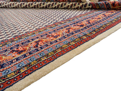 Feiner, handgeknüpfter indischer Sarough Mir Wollteppich von Khademi. Größe: 297 x 202 cm. Farbe: Cremeweiß. Verkauf durch JUPITER Intl.
