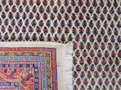 Feiner, handgeknüpfter indischer Sarough Mir Wollteppich von Khademi. Größe: 297 x 202 cm. Farbe: Cremeweiß. Verkauf durch JUPITER Intl.