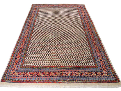 Feiner, handgeknüpfter indischer Sarough Mir Wollteppich von Khademi. Größe: 297 x 202 cm. Farbe: Cremeweiß. Verkauf durch JUPITER Intl.