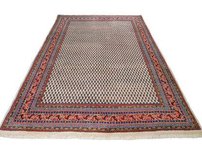 Feiner, handgeknüpfter indischer Sarough Mir Wollteppich von Khademi. Größe: 297 x 202 cm. Farbe: Cremeweiß. Verkauf durch JUPITER Intl.