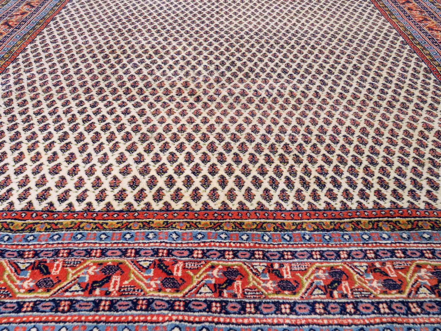 Feiner, handgeknüpfter indischer Sarough Mir Wollteppich von Khademi. Größe: 297 x 202 cm. Farbe: Cremeweiß. Verkauf durch JUPITER Intl.
