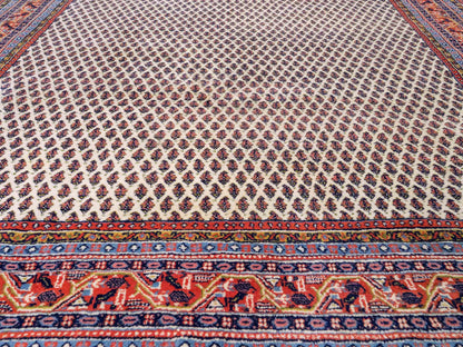 Feiner, handgeknüpfter indischer Sarough Mir Wollteppich von Khademi. Größe: 297 x 202 cm. Farbe: Cremeweiß. Verkauf durch JUPITER Intl.