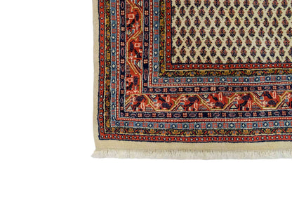 Feiner, handgeknüpfter indischer Sarough Mir Wollteppich von Khademi. Größe: 297 x 202 cm. Farbe: Cremeweiß. Verkauf durch JUPITER Intl.
