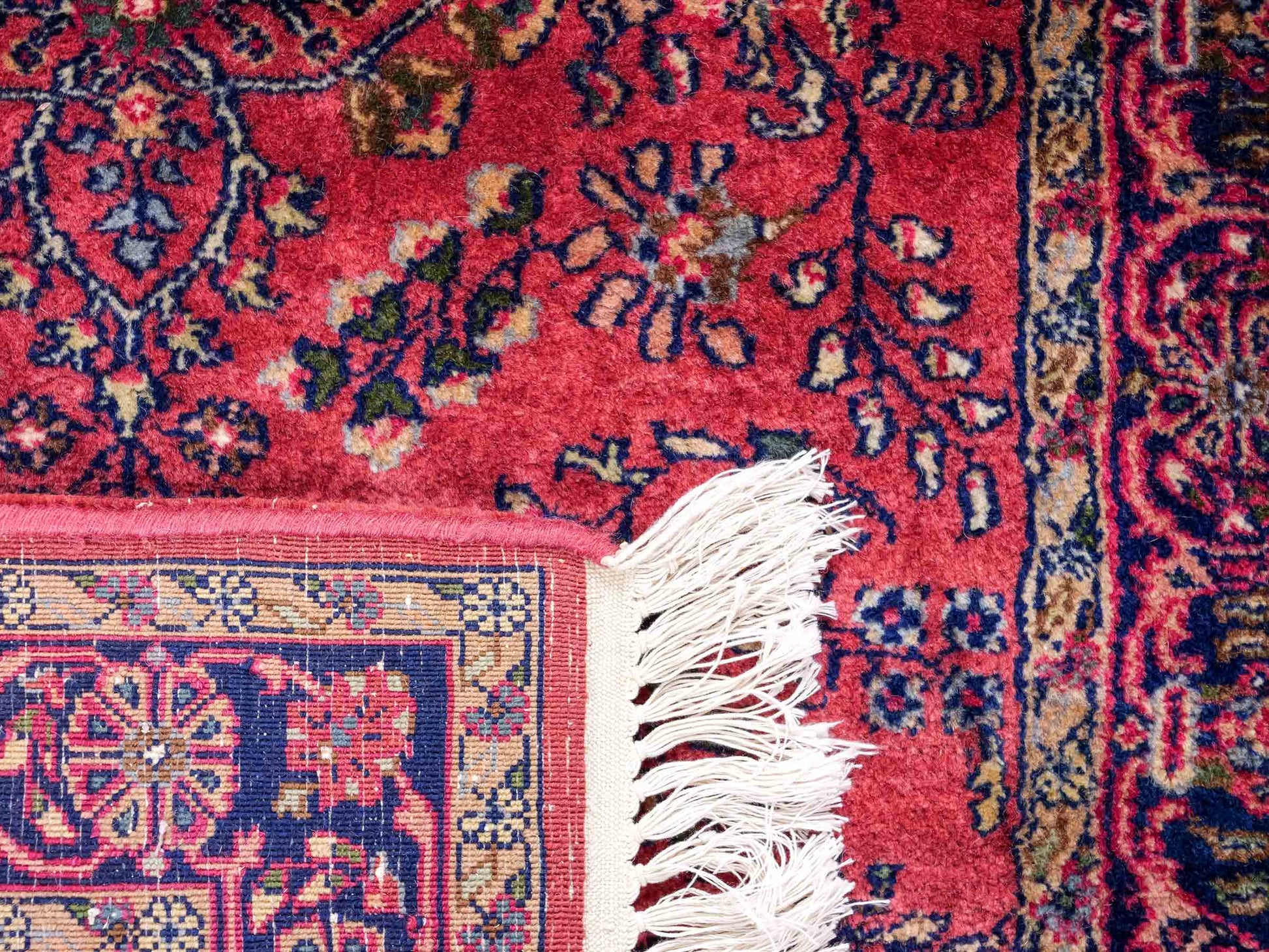 Feiner, handgeknüpfter Indo Sarough Orientteppich aus Wolle von Khademi. Größe: 159 x 91 cm. Farbe: Rot Verkauf durch JUPITER Intl.