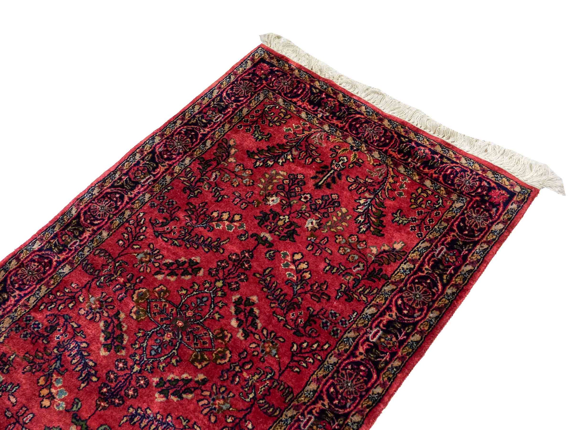 Feiner, handgeknüpfter Indo Sarough Orientteppich aus Wolle von Khademi. Größe: 159 x 91 cm. Farbe: Rot Verkauf durch JUPITER Intl.