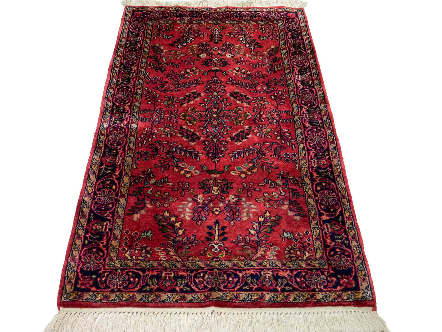 Feiner, handgeknüpfter Indo Sarough Orientteppich aus Wolle von Khademi. Größe: 159 x 91 cm. Farbe: Rot Verkauf durch JUPITER Intl.