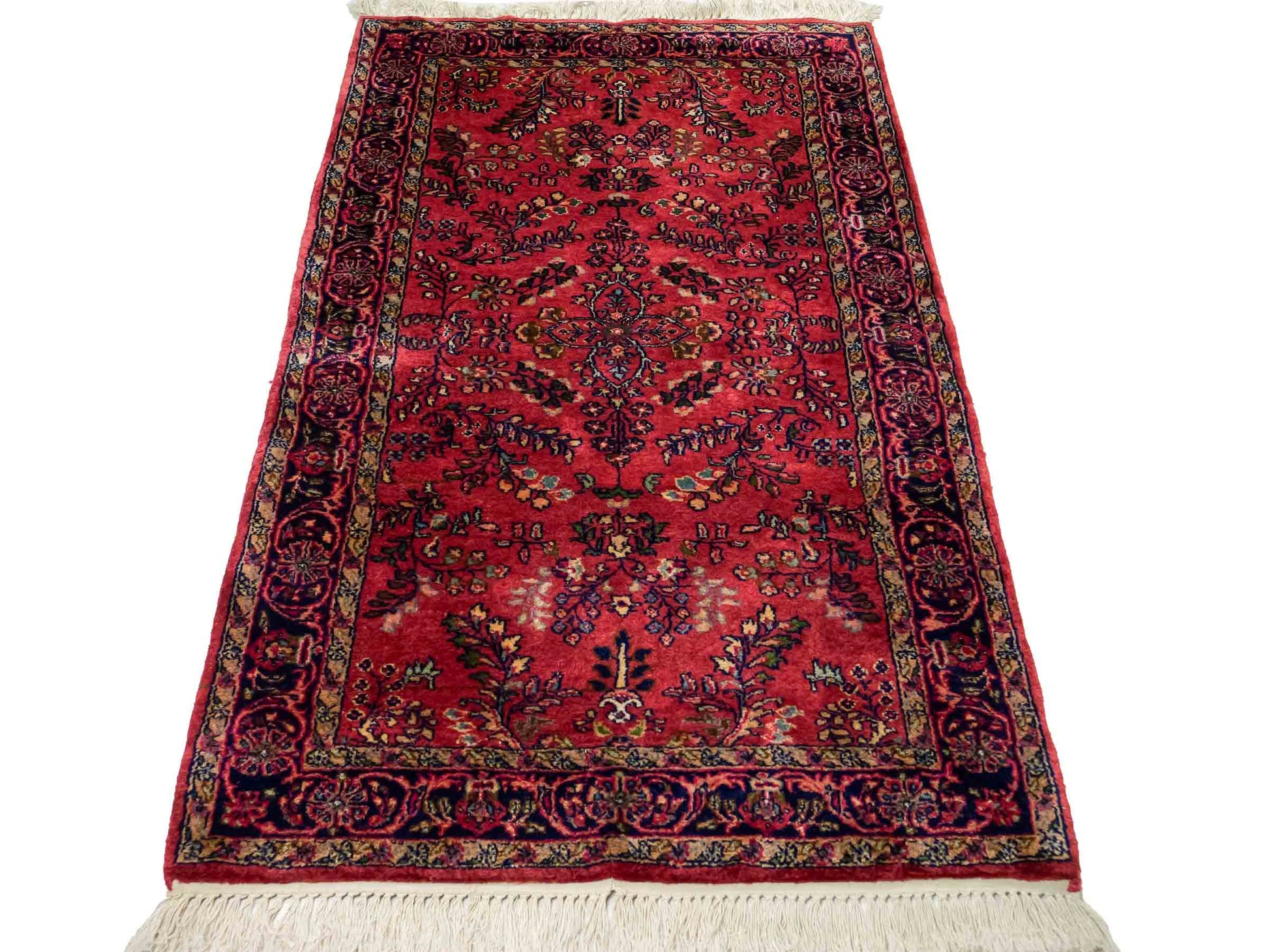 Feiner, handgeknüpfter Indo Sarough Orientteppich aus Wolle von Khademi. Größe: 159 x 91 cm. Farbe: Rot Verkauf durch JUPITER Intl.