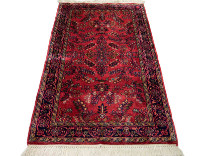 Feiner, handgeknüpfter Indo Sarough Orientteppich aus Wolle von Khademi. Größe: 159 x 91 cm. Farbe: Rot Verkauf durch JUPITER Intl.