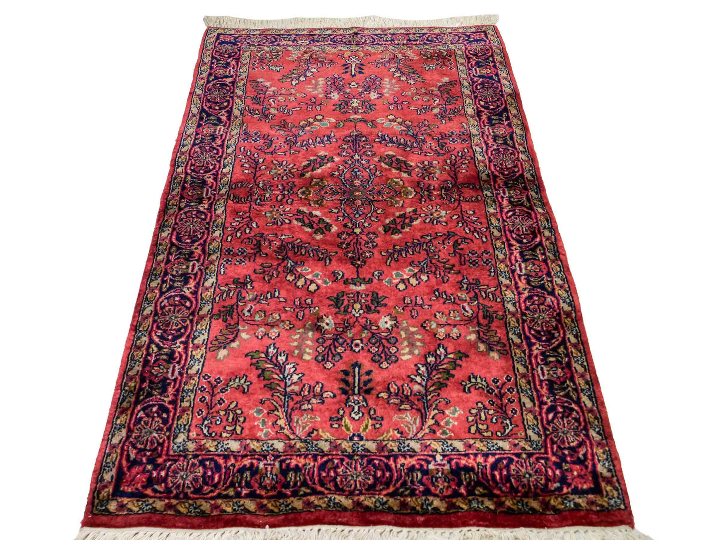 Feiner, handgeknüpfter Indo Sarough Orientteppich aus Wolle von Khademi. Größe: 159 x 91 cm. Farbe: Rot Verkauf durch JUPITER Intl.