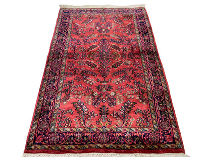 Feiner, handgeknüpfter Indo Sarough Orientteppich aus Wolle von Khademi. Größe: 159 x 91 cm. Farbe: Rot Verkauf durch JUPITER Intl.