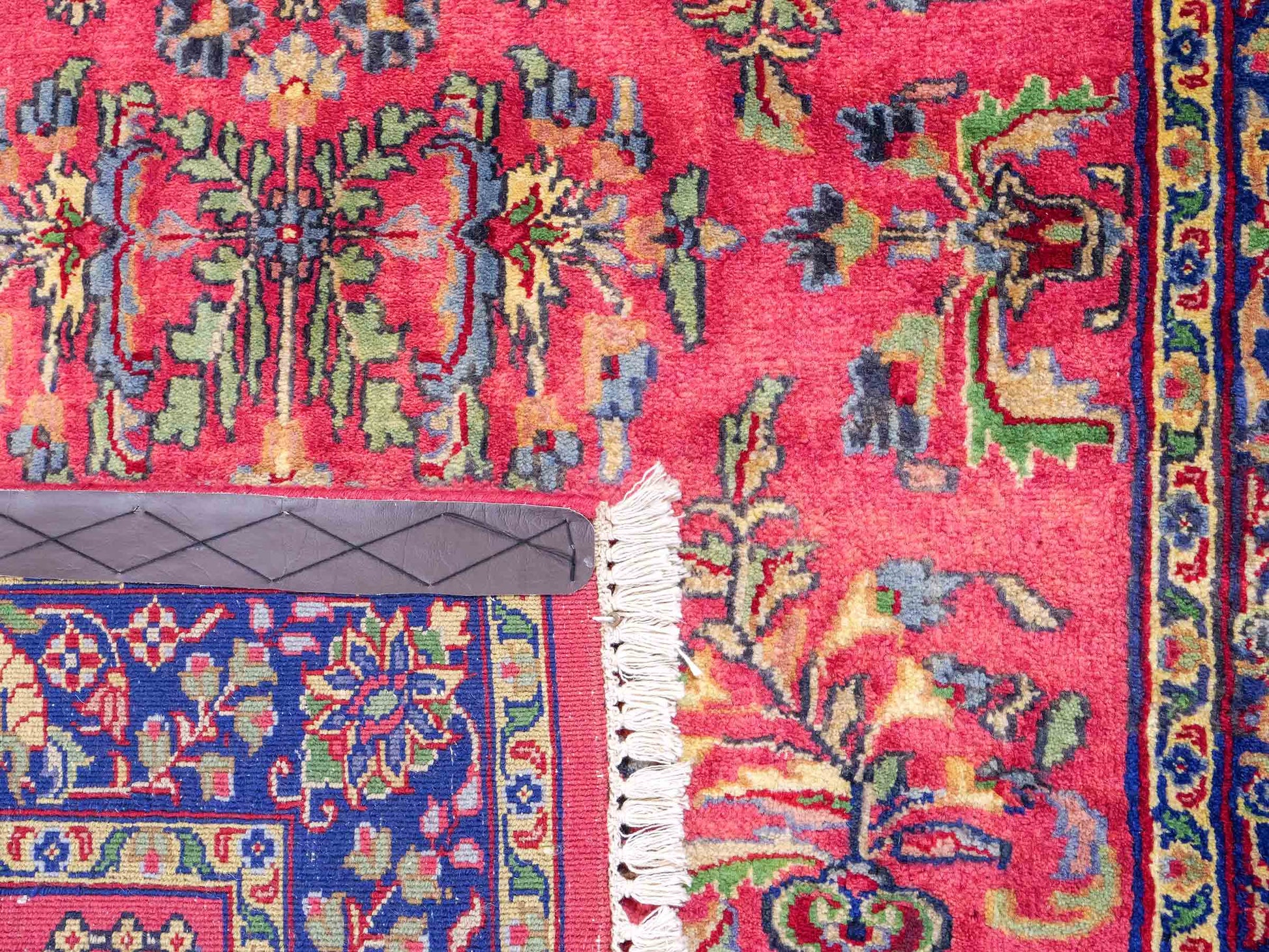 Handgeknüpfter, indischer Orientteppich mit Sarough Design von Khademi aus Wolle, rot. 172x116 cm. Verkauf durch Jupiter Intl.