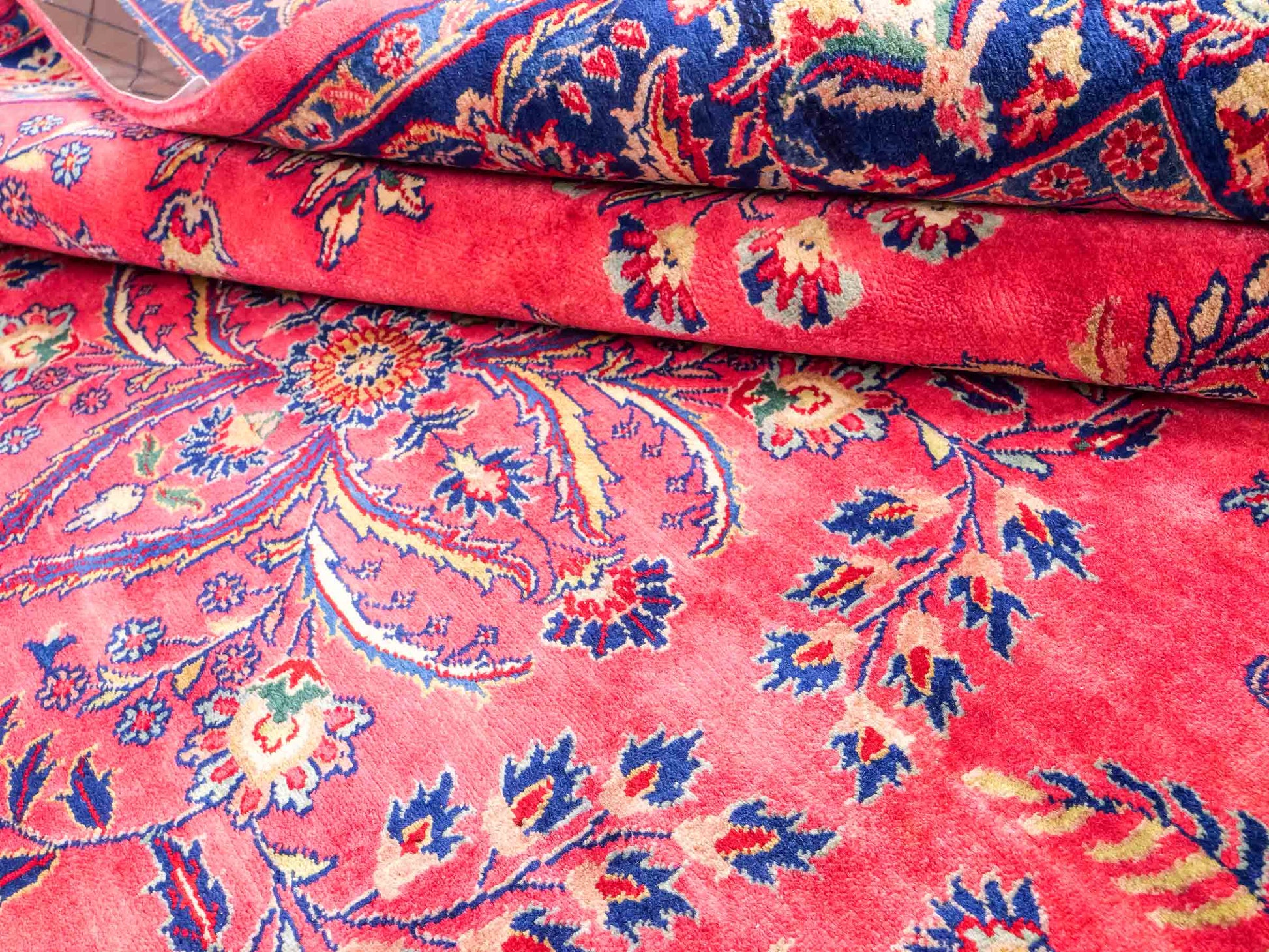 Handgeknüpfter indischer Orientteppich mit Sarough Design von Khademi aus Wolle, rot. 237x170 cm. Verkauf durch Jupiter Intl.