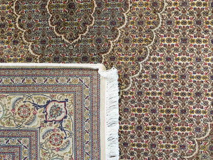 Sehr feiner, handgeknüpfter Khademi Indo Täbriz Mahi aus Wolle, beige, creme und braun. 208x153 cm. Vertrieb durch Jupiter Intl.