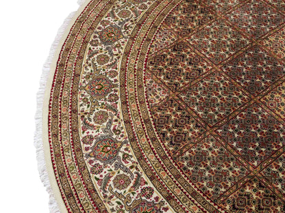 Sehr feiner, runder, handgeknüpfter Khademi Indo Täbriz Mahi aus Wolle, beige, braun und creme. 256x246 cm. Vertrieb durch Jupiter Intl.