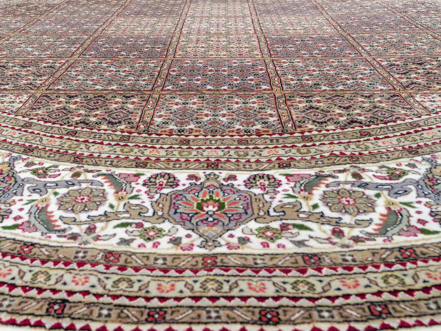 Sehr feiner, runder, handgeknüpfter Khademi Indo Täbriz Mahi aus Wolle, beige, braun und creme. 256x246 cm. Vertrieb durch Jupiter Intl.