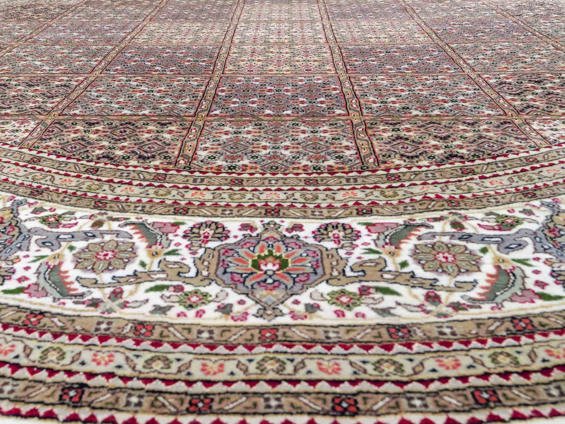 Sehr feiner, runder, handgeknüpfter Khademi Indo Täbriz Mahi aus Wolle, beige, braun und creme. 256x246 cm. Vertrieb durch Jupiter Intl.