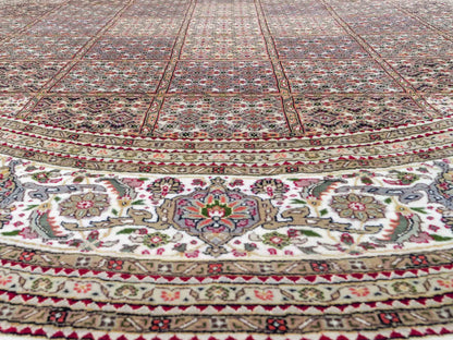 Sehr feiner, runder, handgeknüpfter Khademi Indo Täbriz Mahi aus Wolle, beige, braun und creme. 256x246 cm. Vertrieb durch Jupiter Intl.