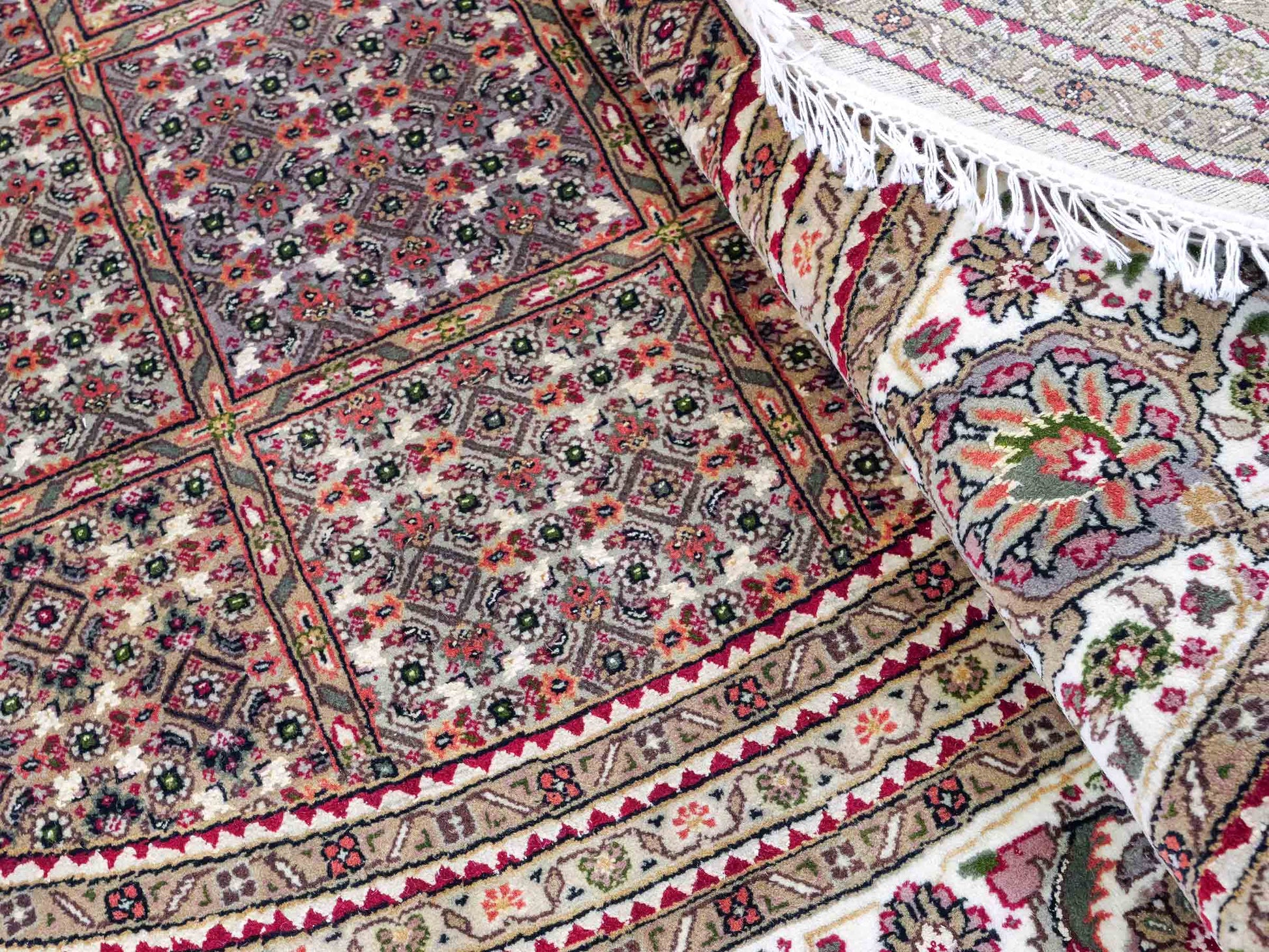 Sehr feiner, runder, handgeknüpfter Khademi Indo Täbriz Mahi aus Wolle, beige, braun und creme. 256x246 cm. Vertrieb durch Jupiter Intl.