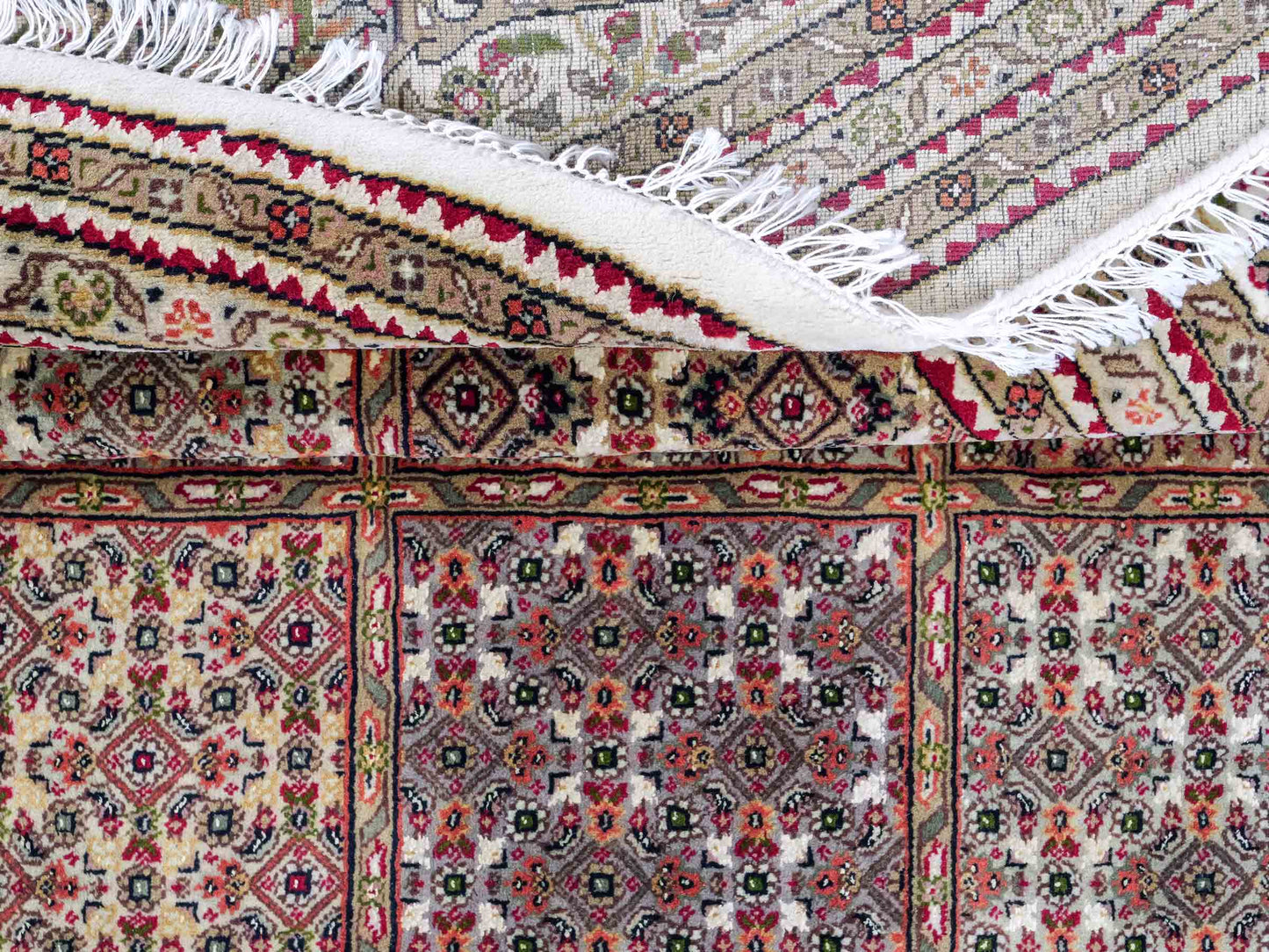 Sehr feiner, runder, handgeknüpfter Khademi Indo Täbriz Mahi aus Wolle, beige, braun und creme. 256x246 cm. Vertrieb durch Jupiter Intl.