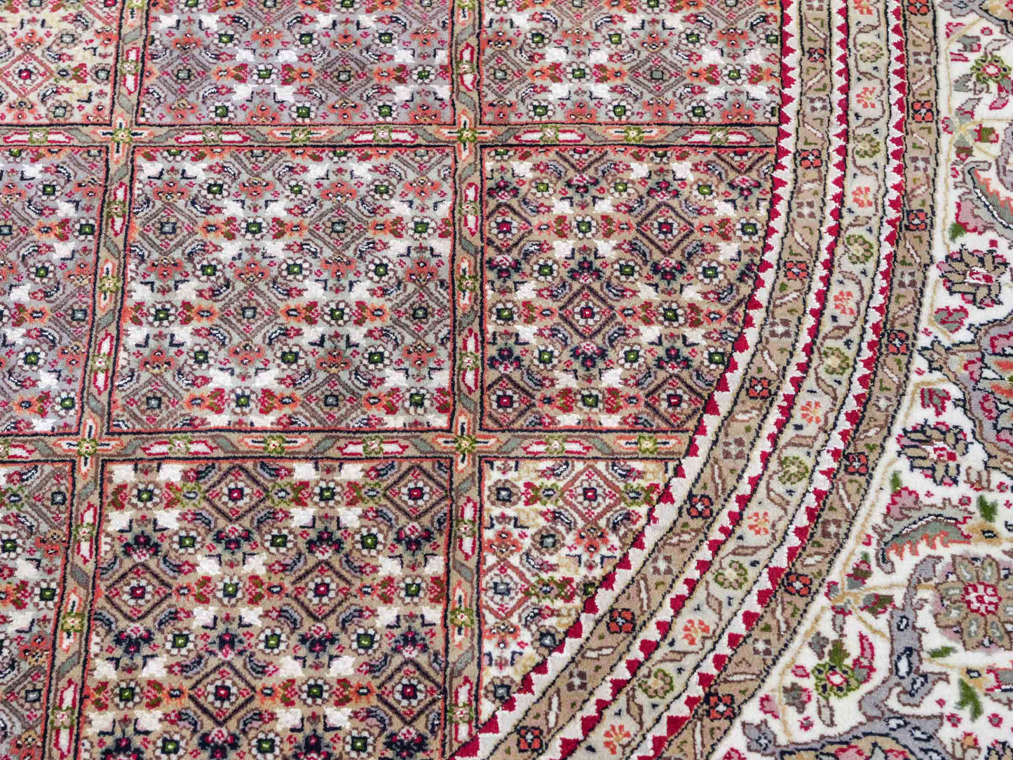 Sehr feiner, runder, handgeknüpfter Khademi Indo Täbriz Mahi aus Wolle, beige, braun und creme. 256x246 cm. Vertrieb durch Jupiter Intl.
