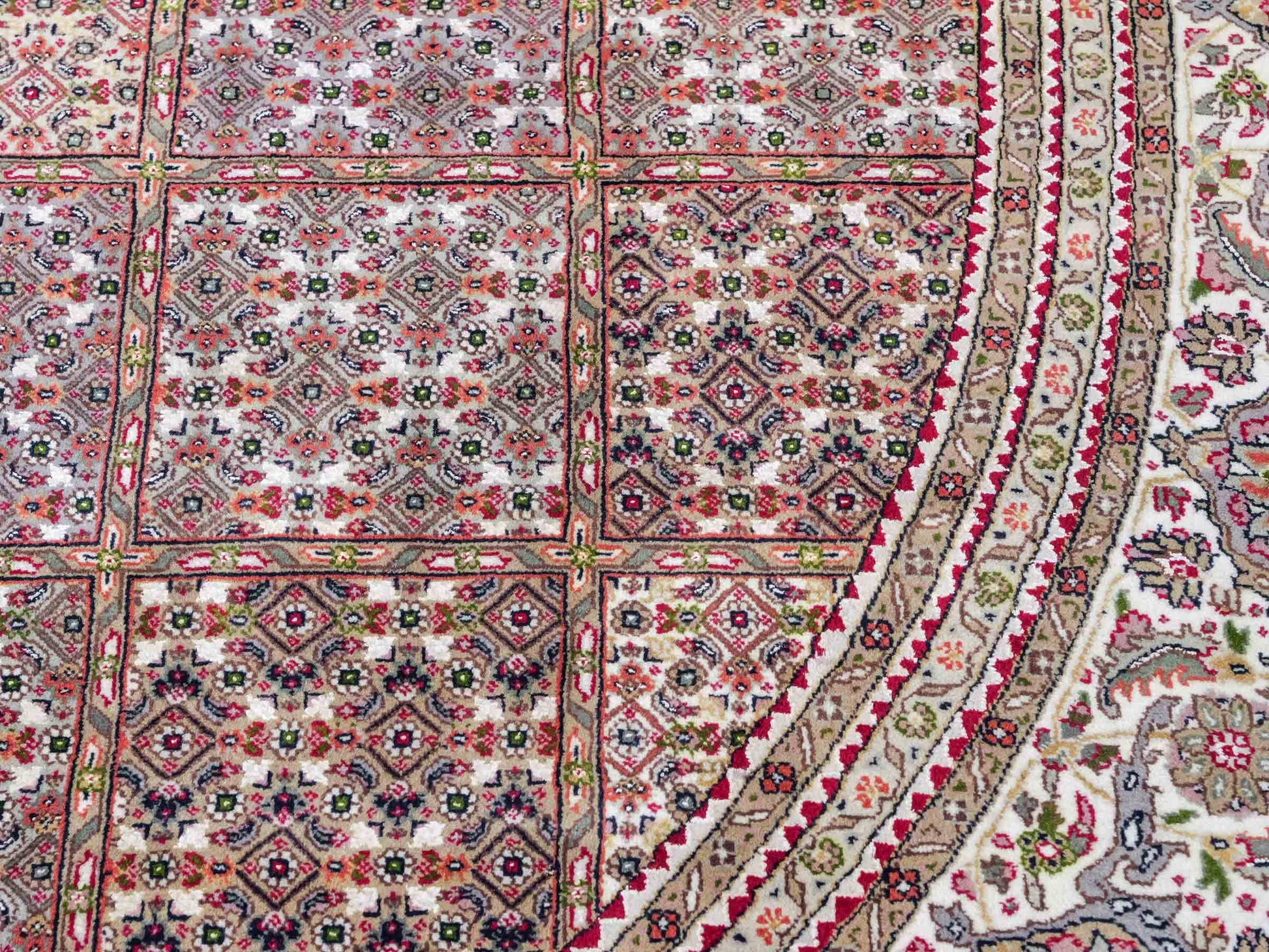 Sehr feiner, runder, handgeknüpfter Khademi Indo Täbriz Mahi aus Wolle, beige, braun und creme. 256x246 cm. Vertrieb durch Jupiter Intl.