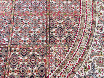 Sehr feiner, runder, handgeknüpfter Khademi Indo Täbriz Mahi aus Wolle, beige, braun und creme. 256x246 cm. Vertrieb durch Jupiter Intl.