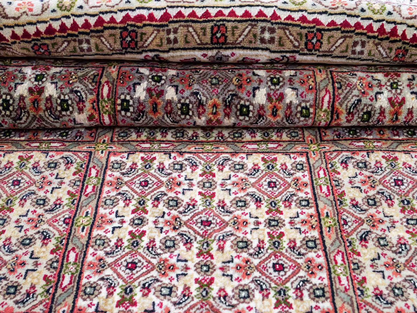 Sehr feiner, runder, handgeknüpfter Khademi Indo Täbriz Mahi aus Wolle, beige, braun und creme. 256x246 cm. Vertrieb durch Jupiter Intl.
